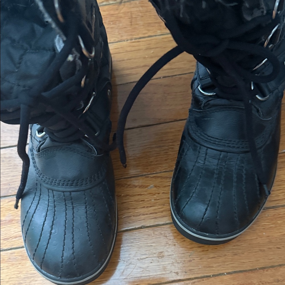Sorel Black Winter Boots with Gray Fur - Picture 2 of 5